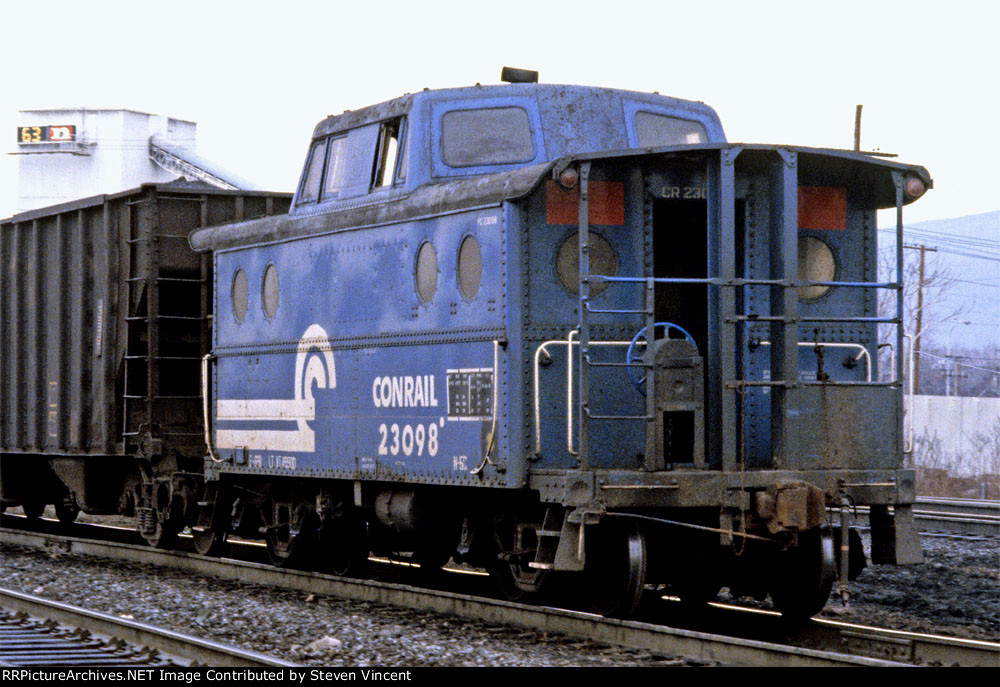 Conrail caboose CR #23098